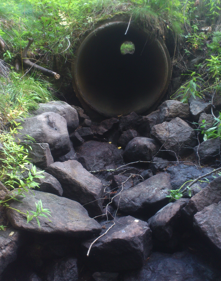 Tyrlidsjöbäckens trumma vid vägen